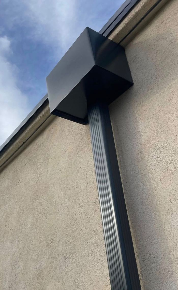 Détail d'un angle de gouttière aluminium anthracite