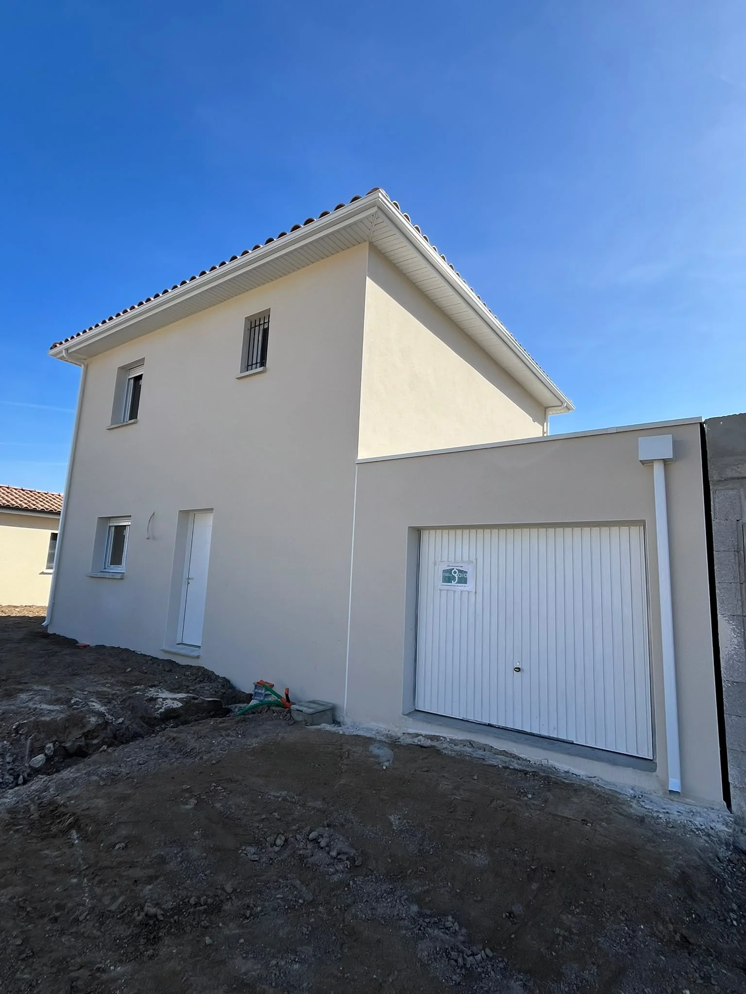 Débord de toiture finalisé sur une construction neuve