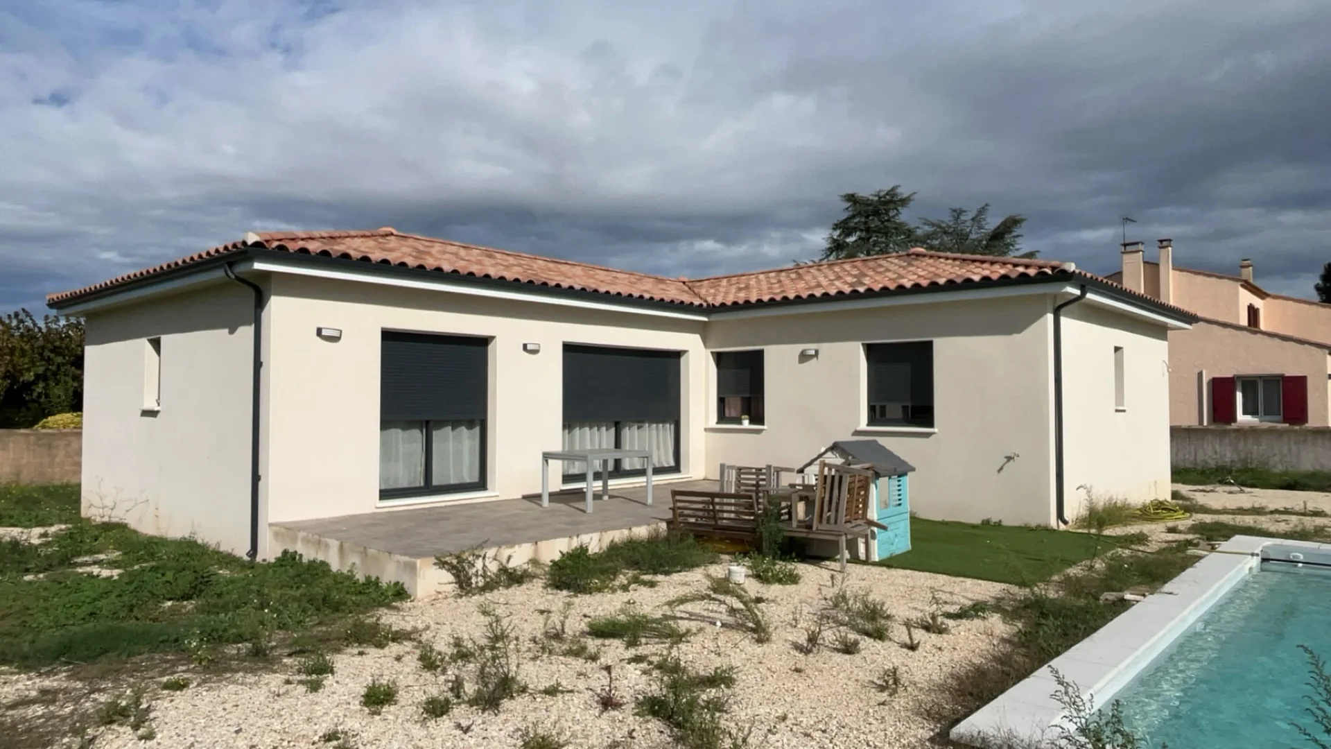 Gouttières aluminium blanches posées sur une maison de plain-pied avec piscine