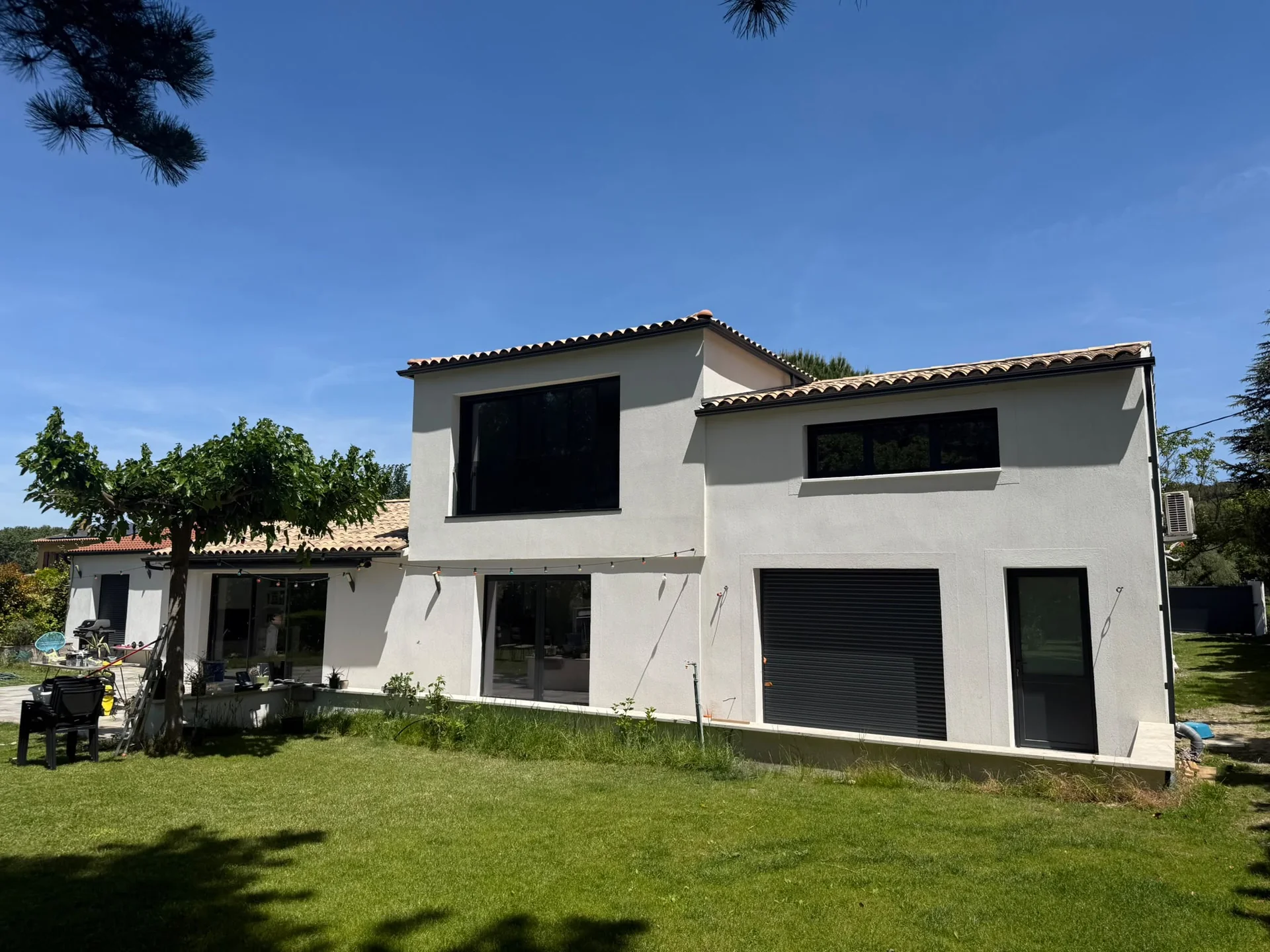 Gouttières et descentes aluminium sur une maison contemporaine à étage