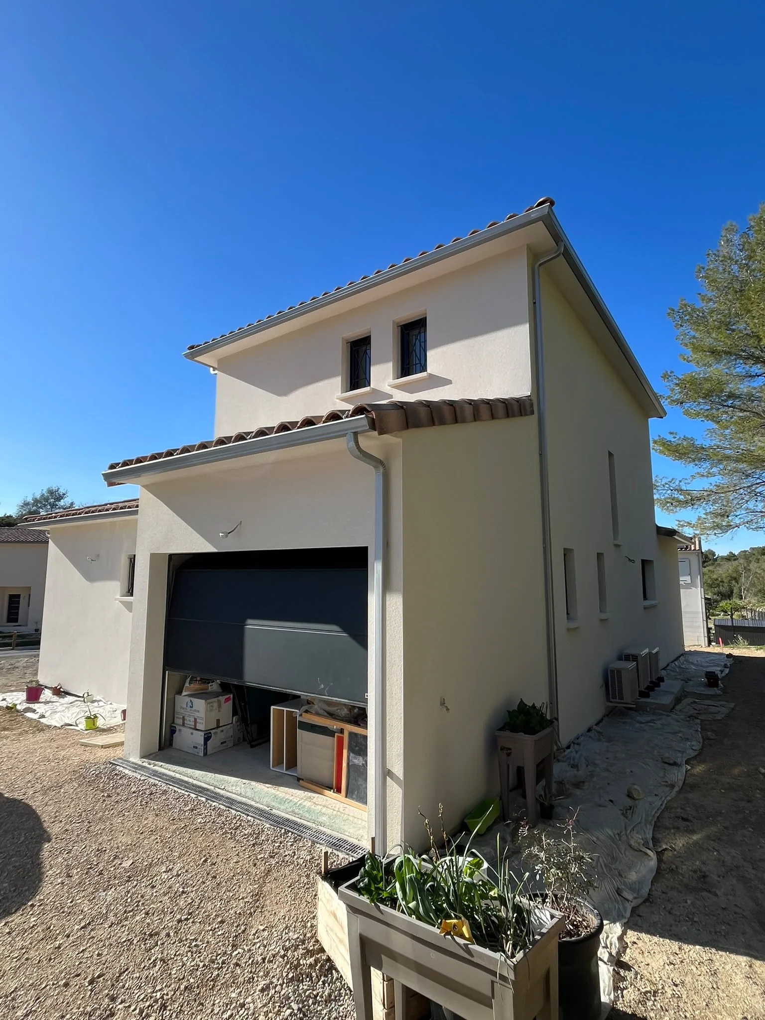 Gouttière zinc installée sur une maison à étage