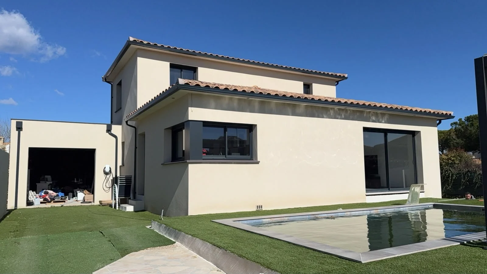 Villa contemporaine avec piscine équipée de gouttières aluminium