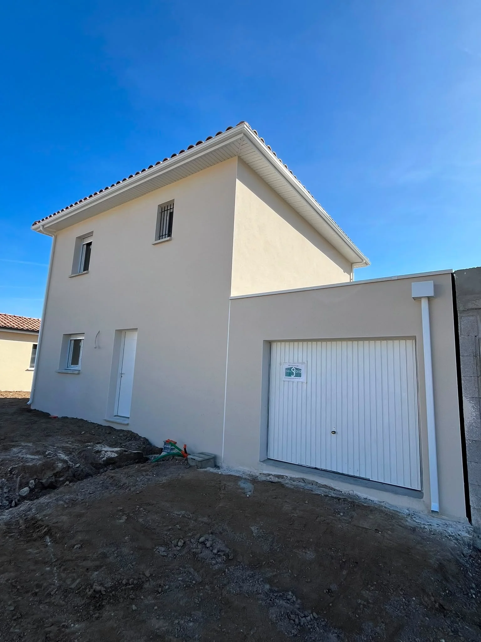 Débord de toit habillé en blanc sur une maison neuve à étage