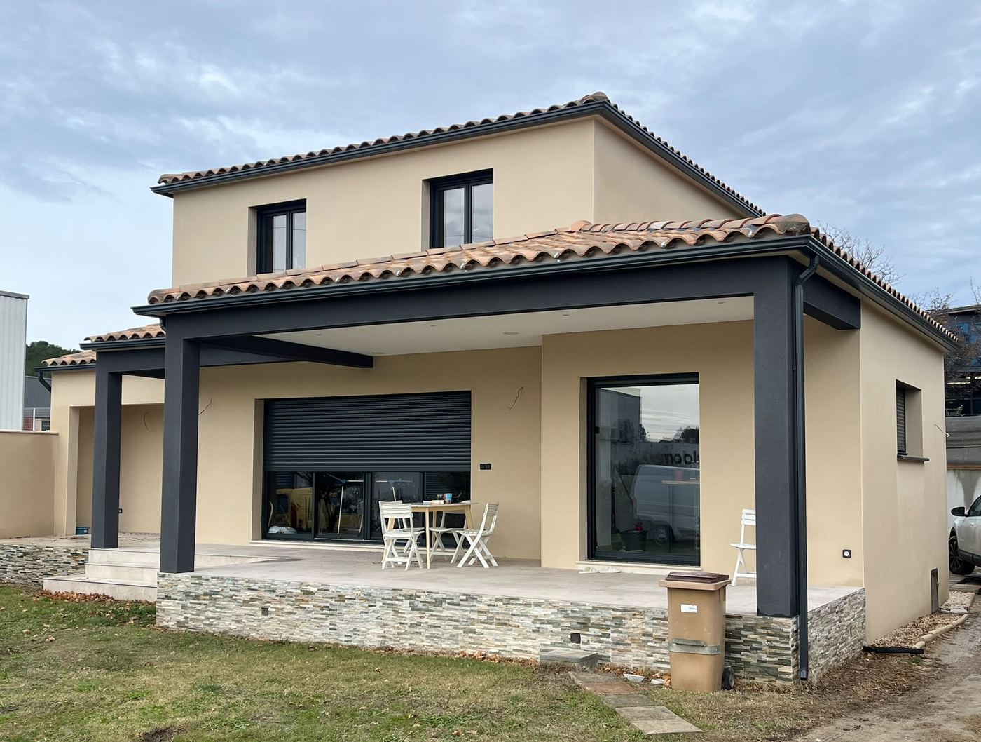 Gouttière aluminium sur maison moderne dans le Gard
