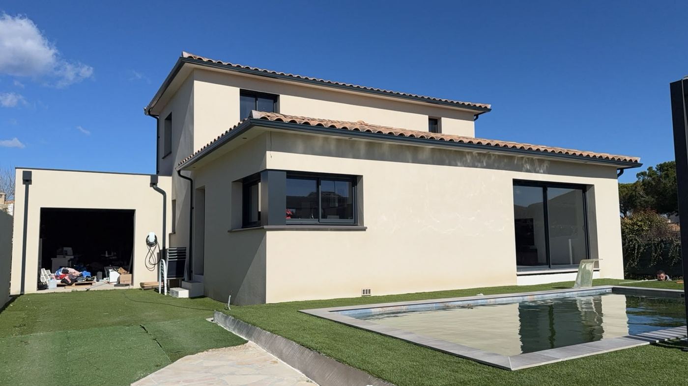 Artisan installant une gouttière aluminium sur une maison avec piscine