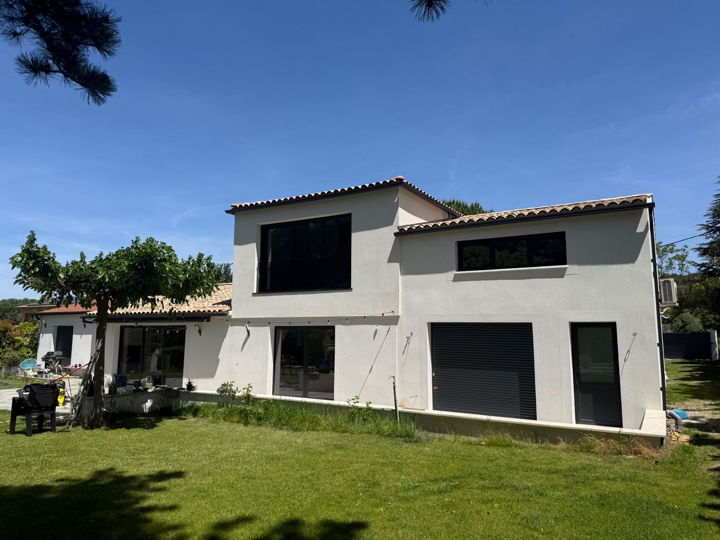 Détail de débord de toiture et descente pluviale sur villa contemporaine