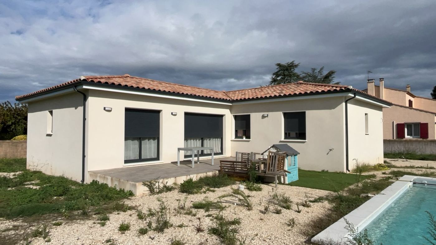 Chantier de pose de gouttières sur maison de plain-pied dans le Gard