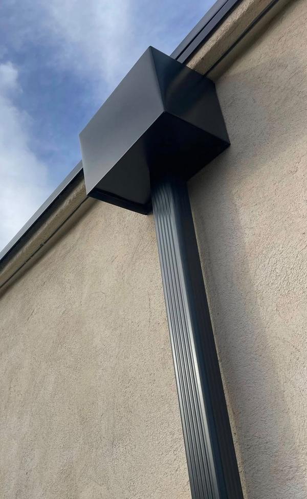 Détail d'angle de gouttière aluminium